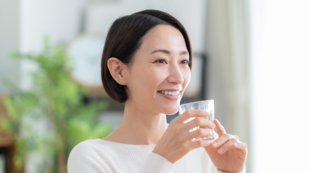 水を飲んでいる女性
