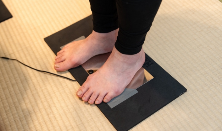 セラピストがプレートに乗り、微弱電流を取り込みます